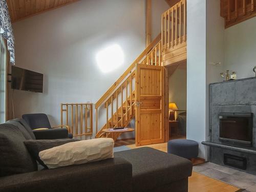 ein Wohnzimmer mit Couch und Kamin in der Unterkunft Holiday Home Aallotar havina by Interhome in Paltamo