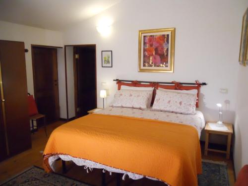 una camera da letto con un grande letto arancione con due cuscini di B&B Ca' Morino a Verona