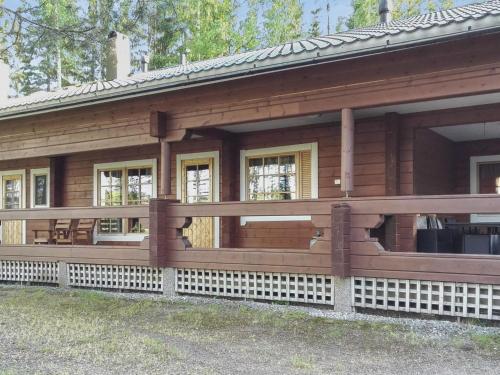 una casa de madera con una valla delante en Holiday Home Villa kontio by Interhome, en Savonranta