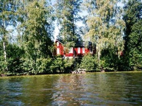 una casa roja a orillas de un lago en Holiday Home Anna tuisku by Interhome, en Sorrinmäki