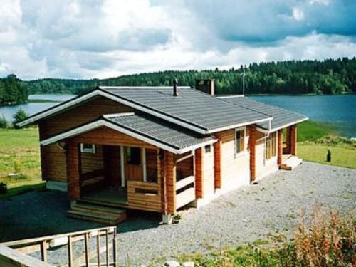 SipsiöにあるHoliday Home Petäjäinen by Interhomeの湖を背景にした小屋