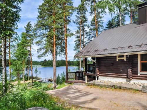 Kuusjärvi的住宿－維庫林偉蘭塔度假屋，湖畔小木屋 - 带门廊