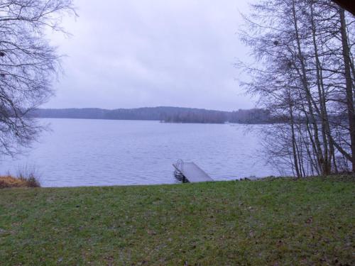 un bateau assis sur le côté d'un lac dans l'établissement Holiday Home Vattomäki, à Sorrinmäki