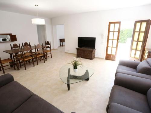 ein Wohnzimmer mit einem Sofa, einem Tisch und einem TV in der Unterkunft Holiday Home Yolemi by Interhome in Cambrils