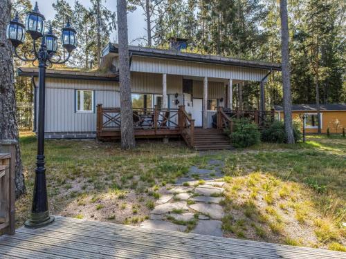 ein Haus mit einer Veranda und einer Veranda in der Unterkunft Holiday Home Björn by Interhome in Hitis