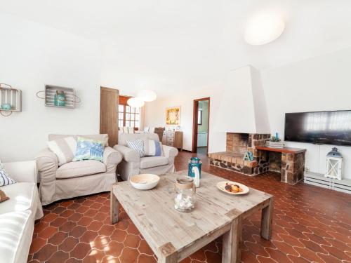 Televízia a/alebo spoločenská miestnosť v ubytovaní Holiday Home Gramoia by Interhome