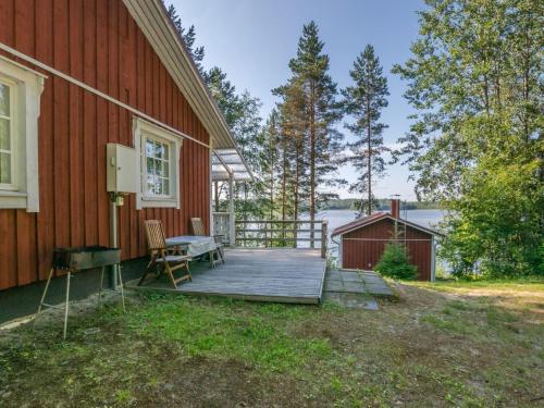 una terraza de madera en el lateral de una casa en Holiday Home Kiviaho by Interhome, en Rasvaniemi