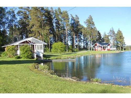 une maison assise sur le côté d'un lac dans l'établissement Holiday Home Muonamies by Interhome, à Kyynämäki