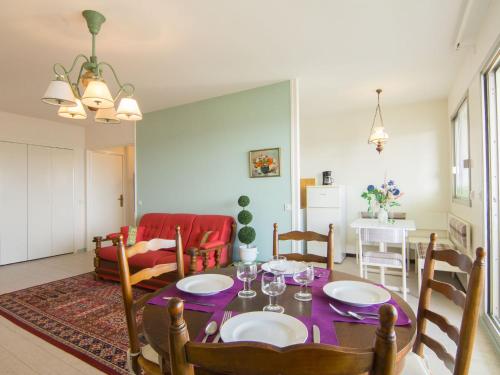 une salle à manger et un salon avec une table et des chaises dans l'établissement Apartment Saint Palais-6 by Interhome, à Saint-Palais-sur-Mer