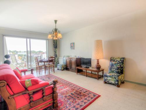 - un salon avec un canapé et des fauteuils rouges dans l'établissement Apartment Saint Palais-6 by Interhome, à Saint-Palais-sur-Mer