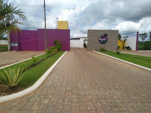 a brick road in front of a building at VEGAS MOTEL in Imperatriz