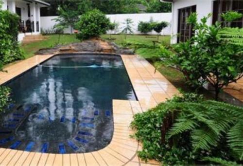 a swimming pool in the middle of a yard at Rivendell Bed and Breakfast in Hillcrest