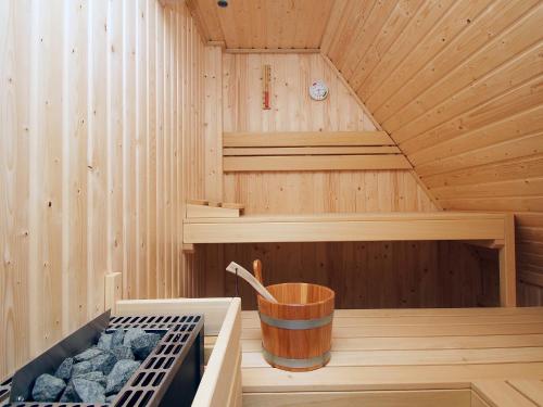 ColijnsplaatにあるHoliday Home Ganuenta-2 by Interhomeの木製サウナ(バケツ付)
