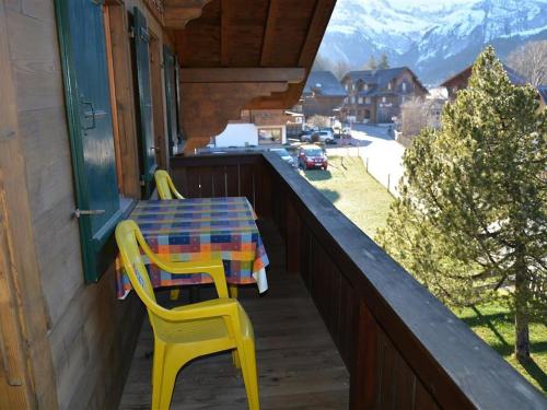 - Balcón con mesa y 2 sillas amarillas en Apartment Lydia by Interhome, en Lauenen