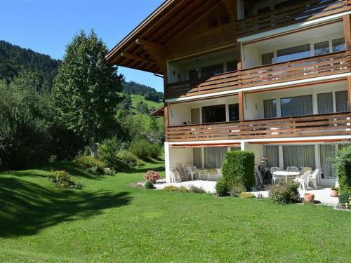 una grande casa con un prato davanti di Apartment La Sarine 124 by Interhome a Gstaad