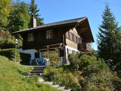 una casa de madera en la cima de una colina en Apartment La Ruche- Chalet by Interhome en Gstaad