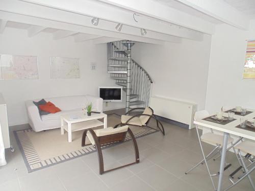 salon z białą kanapą i schodami w obiekcie Holiday Home Bbrik-2 by Interhome w mieście Hoge Seine