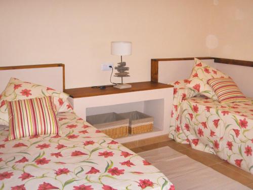 1 dormitorio con 2 camas y mesa con lámpara en Villa La Fuentita-1 by Interhome, en El Charco