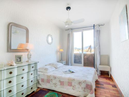 une chambre avec un lit, une commode et une fenêtre dans l'établissement Apartment Galiote-10 by Interhome, à La Foux