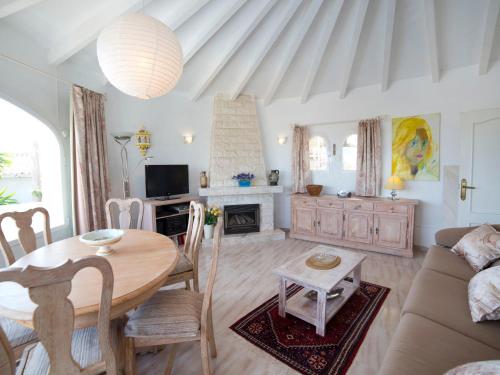 Villa Casa Sanne by Interhome في كاليبي: غرفة معيشة مع طاولة وأريكة