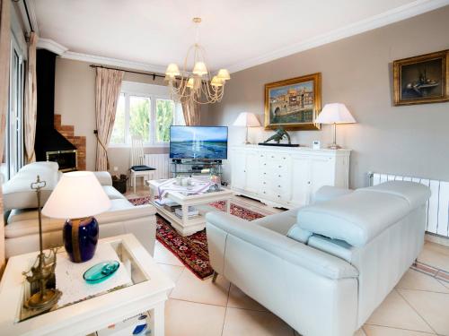 een woonkamer met een bank en een tv bij Villa Villa Albert by Interhome in Calpe