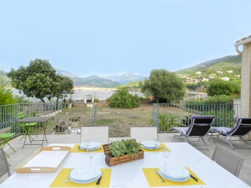 d'une terrasse avec une table et des chaises et une vue sur l'eau. dans l'établissement Villa Fidiamare by Interhome, à Galéria