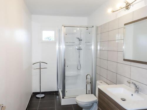 une salle de bain avec une douche, des toilettes et un lavabo dans l'établissement Apartment La maison d'Adélaïde by Interhome, à Aigues-Mortes