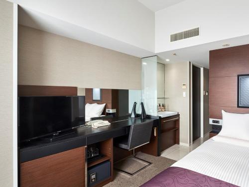 Postel nebo postele na pokoji v ubytování HOTEL MYSTAYS Shimizu