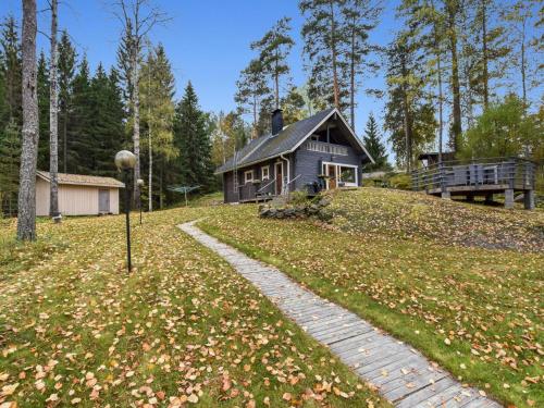 ein Haus auf einem Hügel mit einem Weg dorthin in der Unterkunft Holiday Home Mykkylä by Interhome in Niemi