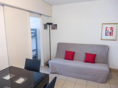 - un salon avec un canapé et 2 oreillers rouges dans l'établissement Studio Le Nadir-3 by Interhome, à Fréjus