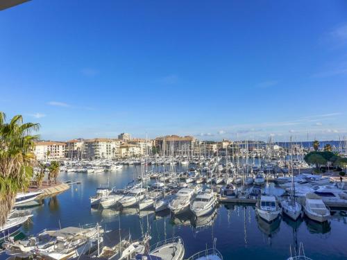 Une bande de bateaux amarrés dans un port de plaisance dans l'établissement Studio Le Nadir-3 by Interhome, à Fréjus