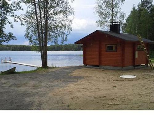 VanhamäkiにあるHoliday Home Ahola by Interhomeの湖畔の小屋