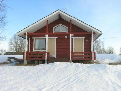 een rood huis met sneeuw ervoor bij Holiday Home Kallela by Interhome in Jokijärvi