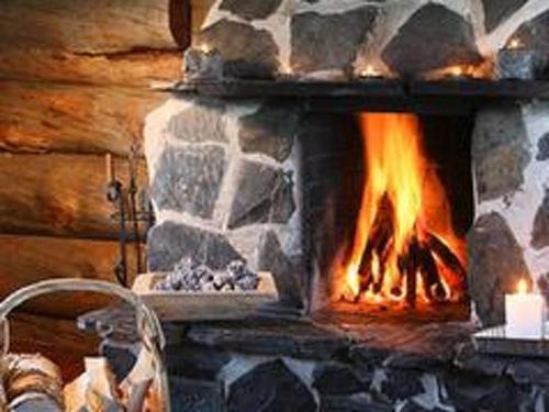 um forno de pedra com fogo em Holiday Home Alppimaja by Interhome em Pätiälä
