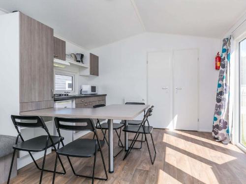 Een keuken of kitchenette bij Holiday Home Hengelhoef-24 by Interhome