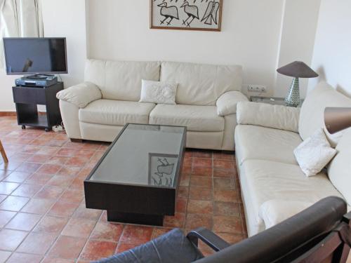 salon z kanapą i stolikiem kawowym w obiekcie Apartment El Rocío by Interhome w mieście Torremolinos