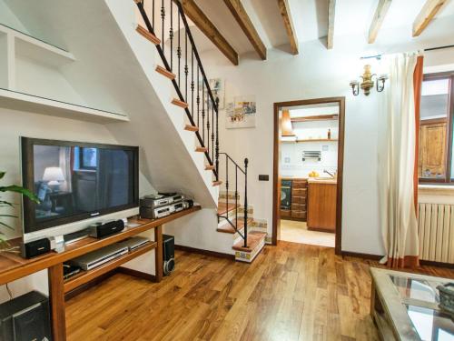 アルクーディアにあるHoliday Home Lencant by Interhomeのリビングルーム(テレビ付)、階段