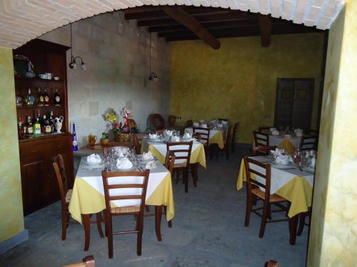 a dining room with tables and chairs with yellow napkins at Agrituirsmo Masseria Campierti in Falciano del Massico