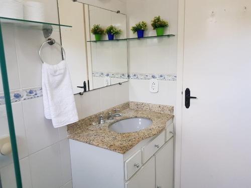 a bathroom with a sink and a mirror at Condominio Folhas Secas in Conservatória