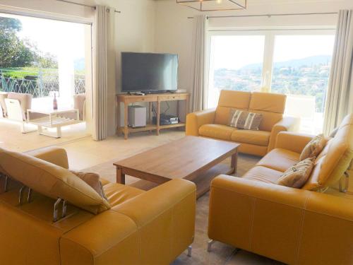 Sala de estar con sofás, mesa y TV en Villa Belle Vue by Interhome, en Cavalaire-sur-Mer