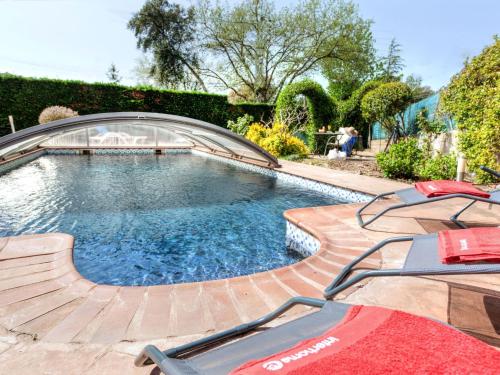 einen Pool mit Rutsche im Hof in der Unterkunft Holiday Home Les Agudes by Interhome in Santa Ceclina