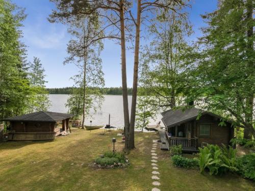 een hut in het bos naast een meer bij Holiday Home Uimaranta by Interhome in Längelmäki