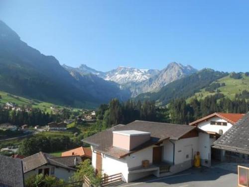 uma vista para uma aldeia com montanhas ao fundo em Apartment Hari by Interhome em Adelboden