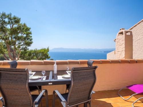 une table et des chaises sur une terrasse avec vue sur l'océan dans l'établissement Apartment Mas de la Madrague-10 by Interhome, à La Madrague