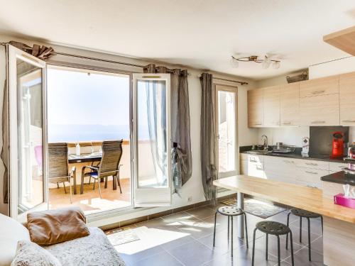 eine Küche und ein Wohnzimmer mit Meerblick in der Unterkunft Apartment Mas de la Madrague-10 by Interhome in La Madrague