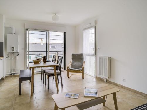 een woonkamer met een tafel en stoelen bij Apartment Roc Eden-1 by Interhome in Saint-Malo