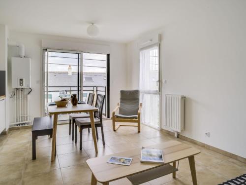 un salon avec une table et des chaises dans l'établissement Apartment Roc Eden-1 by Interhome, à Saint-Malo