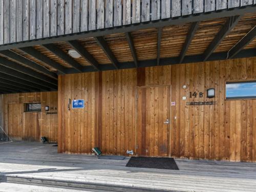 - un bâtiment en bois avec une grande porte en bois dans l'établissement Holiday Home Ameno 3 by Interhome, à Jämsä