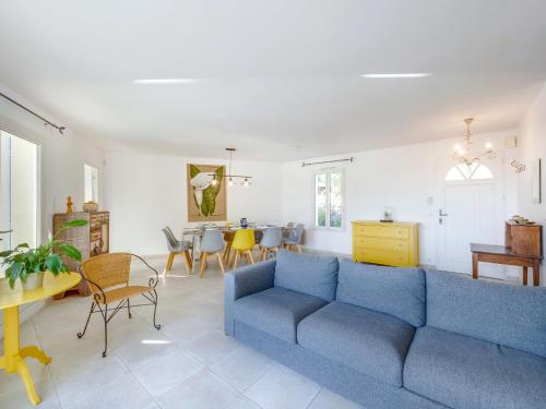 un salon avec un canapé bleu et une salle à manger dans l'établissement Villa Villa Perdrix by Interhome, à La Palud
