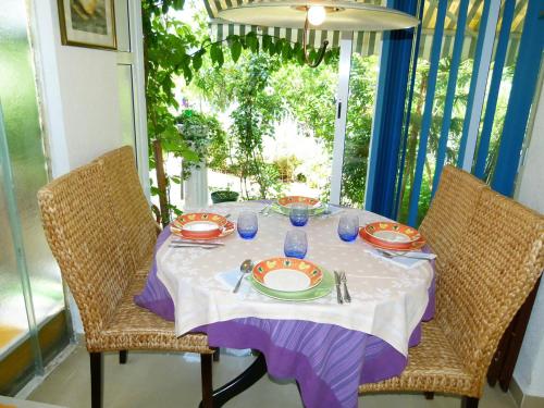 En restaurang eller annat matställe på Holiday Home Villa ANiMa-Mia by Interhome